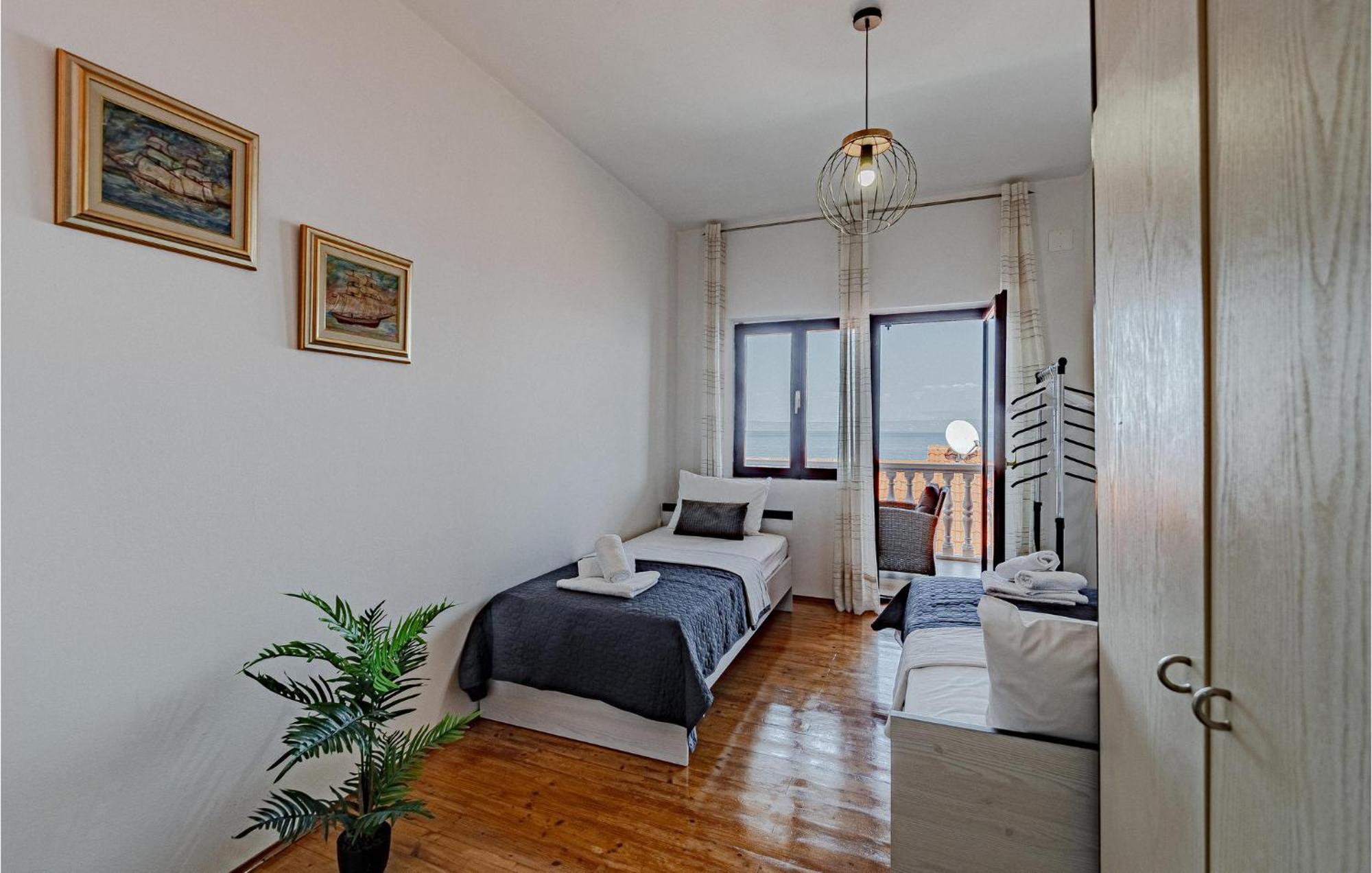 2 Bedroom Nice Apartment In Prigradica Exterior foto